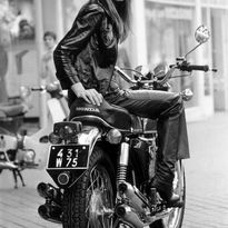 Una imagen ya icónica. Françoise Hardy a lomos de una Honda CB750 (acababa de salir al mercado y era por entonces lo más de lo más...) en las calles de París. Corría el año 1969 y ya entones fue calificada como 'la más sofisticada motocicleta de fábrica de todos los tiempos' 📸 Reg Lancaster #francoisehardy #queenofcool #hondacb750 #paris