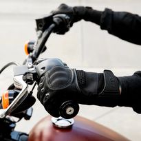 Guantes Bridgeport Black Out, o cómo evitar una estética exagerada ofreciendo una experiencia cómoda y segura sobre la motocicleta 🖤
#guantesmoto #backinblack