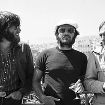 Peter Fonda, Jack Nicholson y Dennis Hopper durante la presentación de la película Easy Rider en el festival de Cannes de 1969, a la postre, Palma de Oro a la mejor ópera prima.
#peterfonda #jacknicholson #dennishopper #easyrider