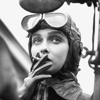 Shirley Slade fue una piloto que formó parte de las WASP (Women Airforce Service Pilots) a los mandos de aviones de combate B-26 y P-39. Aquí en una eterna, desafiante y cautivadora fotografía, tomada en 1943 con apenas 23 años, enfundada en guantes, casco y chaqueta de piel, fumando un cigarrillo durante la II Guerra Mundial.
.
.
.
#wwii #shirleyslade #wasp